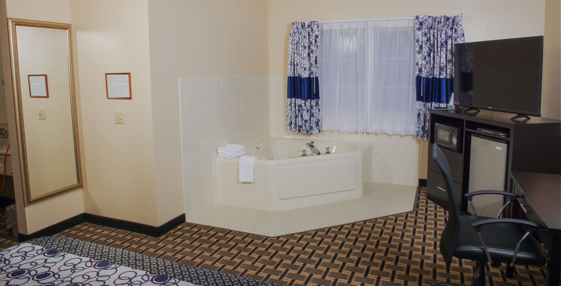 Hotels with Jacuzzi Suites in Orange City, Iowa - Dutch Inn & Suites